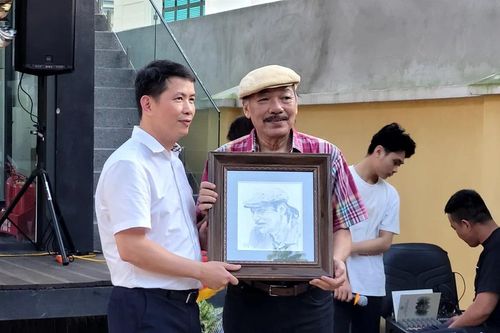 Trí thức Hà Nội thành ngôi sao tại triển lãm 'Hà Nội trong mắt ai'