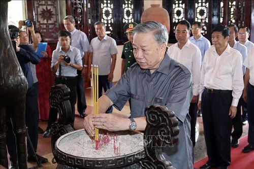 Chủ tịch nước Tô Lâm dâng hương tưởng nhớ Thủ tướng Võ Văn Kiệt và Chủ tịch Hội đồng Bộ trưởng Phạm Hùng