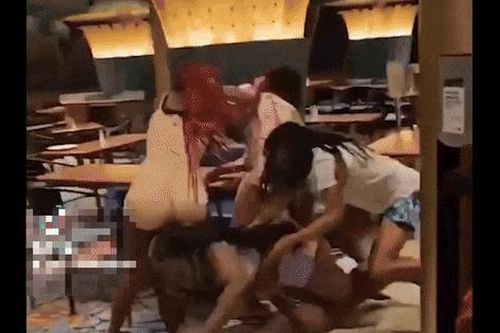 Clip: Nhóm người phụ nữ lao vào ẩu đả dữ dội trên du thuyền