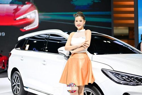 Dàn mỹ nhân khoe sắc bên xe BYD