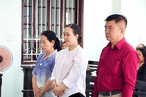 Vụ Việt Á: Cựu giám đốc bệnh viện tỉnh Vĩnh Long cùng 2 thuộc cấp gây thiệt hại hơn 12 tỷ đồng bị phạt án treo