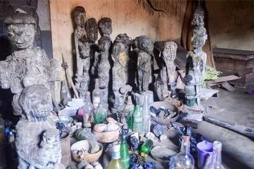 Ngôi mộ hoàng gia có vết máu, ám chỉ sự hiến tế con người