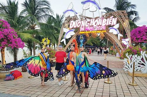 Rực rỡ sắc màu đường hoa biển Đà Nẵng 2024