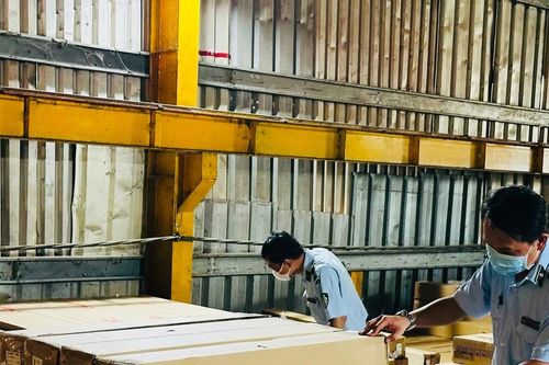 TPHCM tạm giữ lô đèn LED nghi nhập lậu có giá trị 1 tỷ đồng