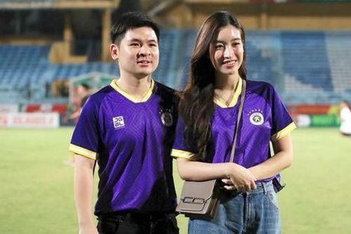 'Hoa hậu nghèo nhất' Đỗ Mỹ Linh mang túi xách hơn 100 triệu đồng đến sân bóng cổ vũ chồng