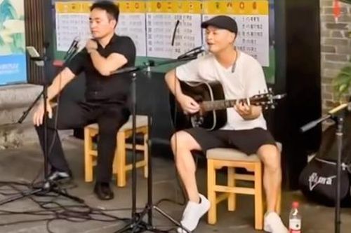 Nam ca sĩ nổi tiếng một thời bị bắt gặp hát rong lề đường