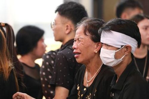 Người thân khóc nghẹn trong đám tang cô gái trẻ bị bắn tử vong