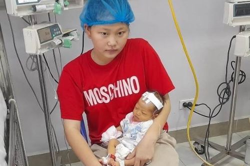 Thiếu nữ 16 tuổi sinh con mắc bệnh hiểm nghèo mong được giúp đỡ