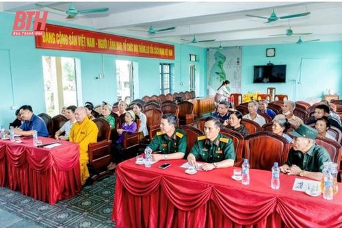 Tặng quà tri ân các thân nhân gia đình liệt sĩ ở Cẩm Thủy