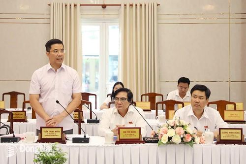 Người cao tuổi không nên tự lái xe máy ra đường