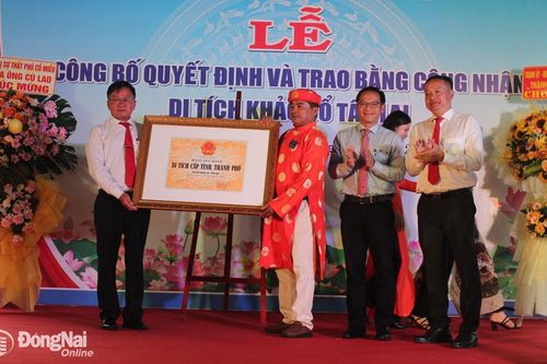 Trao bằng xếp hạng di tích cấp tỉnh khảo cổ học Tân Lại