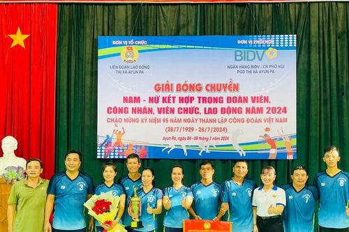 Cụm Công đoàn số 2 giành chức vô địch giải bóng chuyền nam-nữ kết hợp thị xã Ayun Pa