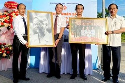 Gia đình cố Giáo sư Nguyễn Lân tặng Huế hơn 200 đầu sách