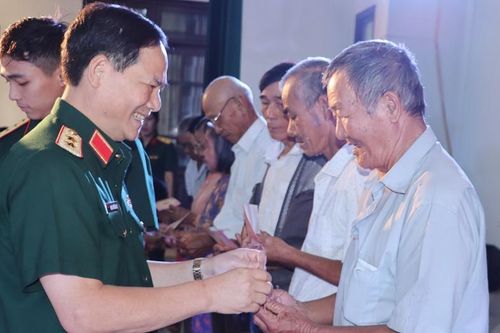 Trung tướng Phạm Trường Sơn thăm, tặng quà cho các gia đình chính sách