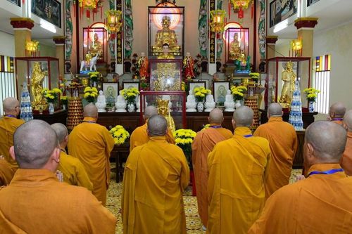 Chư Tăng Q.10 Bố-tát tập trung tại chùa Pháp Hội