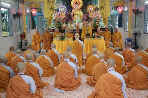 Ban Trị sự GHPGVN Q.Tân Bình thăm, sách tấn chư hành giả an cư