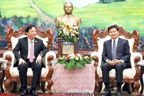 Phó Chủ tịch Quốc hội Nguyễn Khắc Định chào xã giao Tổng Bí thư, Chủ tịch nước Lào Thongloun Sisoulith