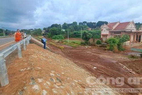 Dự án mở rộng QL19: Thiếu đường dân sinh khiến bà con hai bên đường khốn khổ