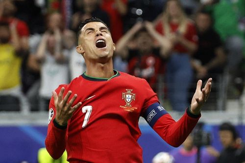 Để Ronaldo dự bị, Bồ Đào Nha mạnh hơn?