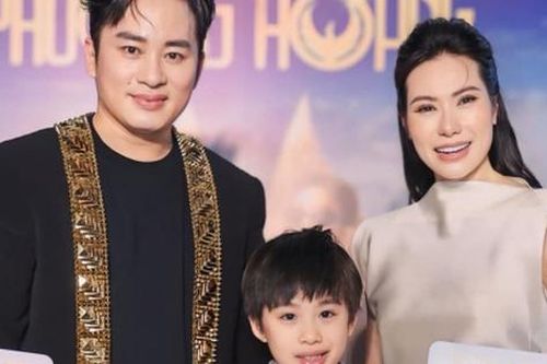 Vợ Tùng Dương hiếm hoi xuất hiện công khai bên chồng, căn nhà đang ở không 'quái' như nhiều người vẫn tưởng