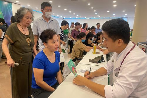 Hơn 1.000 người dân Hà Nội được khám sàng lọc HP miễn phí