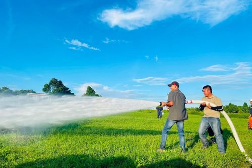Tình nguyện viên thực hành chữa cháy tại bãi ven sông Hồng