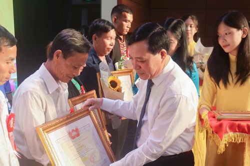 Thanh Hóa: Vinh danh 40 cán bộ 'ăn cơm nhà vác tù và hàng tổng'