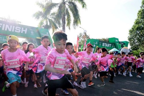 Khoảng 2.000 runer nhí khởi động giải Marathon quốc tế Hậu Giang