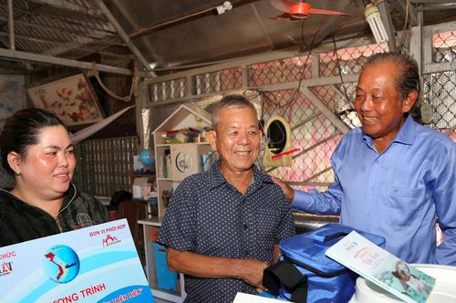 Nguyên Phó Thủ tướng Trương Hòa Bình thăm, trao quà tặng ngư dân tỉnh Kiên Giang