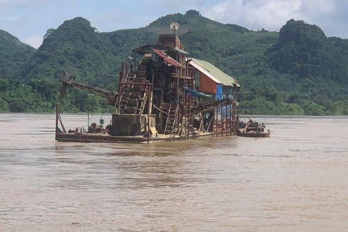 Bắt 3 vụ khai thác cát, sỏi trái phép trên sông Lô