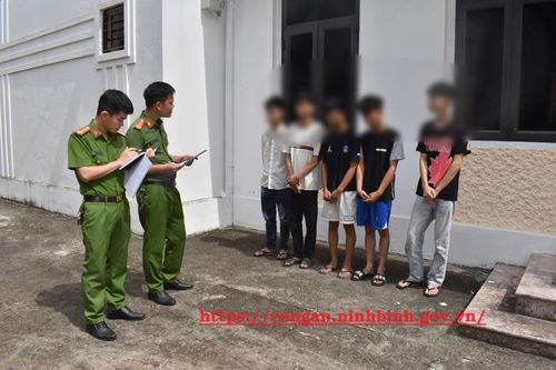 Tạm giữ 5 đối tượng mang tuýp sắt vô cớ tấn công người đi đường