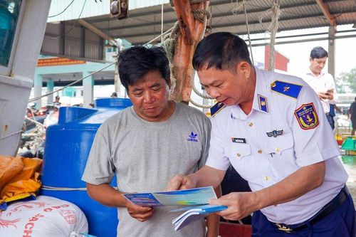 Ngư dân khó tiếp cận thông tin chống khai thác thủy trái sản phép