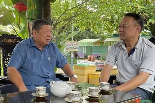 Người nối những bờ vui