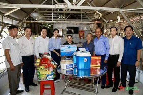 Kiên Giang: 'Cùng ngư dân thắp sáng đèn trên biển'