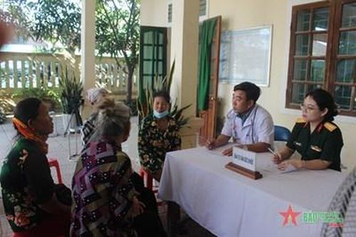 Bệnh viện Quân y 4 phối hợp khám bệnh, cấp thuốc miễn phí cho nhân dân