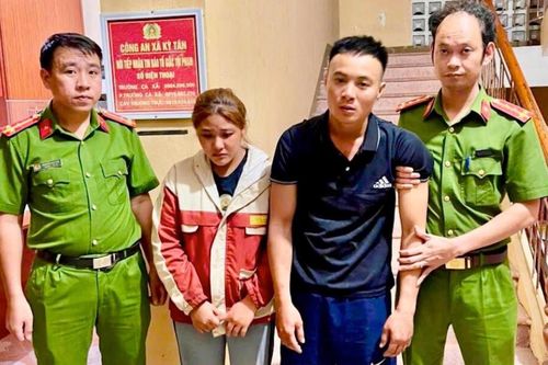 Cặp đôi ăn xe ở chân đồi