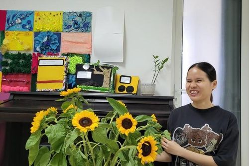 Nữ sinh khiếm thị Trường Đại học Sư phạm Hà Nội truyền cảm hứng bằng niềm đam mê với tiếng Anh