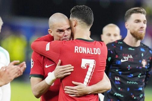 Ronaldo an ủi Pepe khi Bồ Đào Nha bị loại cay đắng