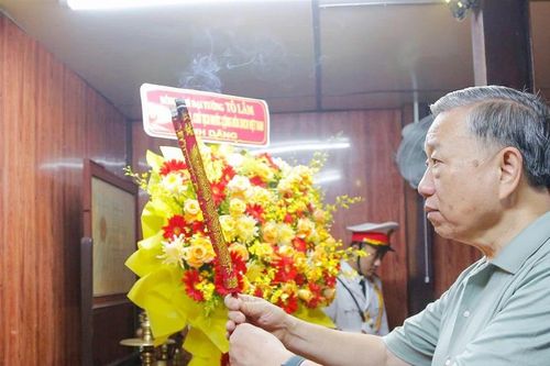 Chủ tịch nước Tô Lâm dâng hương tưởng nhớ Bác Hồ