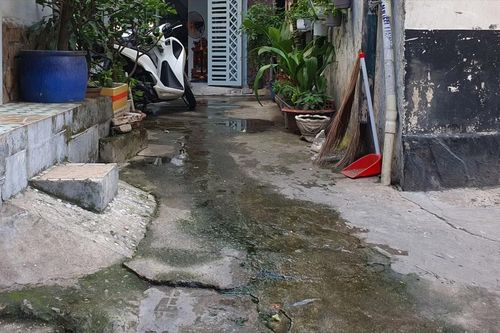 Hẻm luôn ngập nước