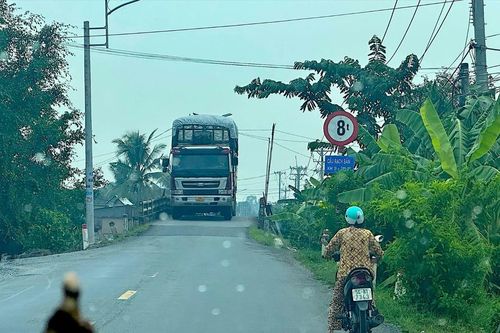 Những cây cầu mất an toàn vì không có đèn tín hiệu giao thông