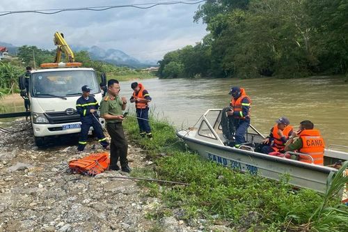 Tìm kiếm nam thanh niên mất tích khi bơi qua sông Lô