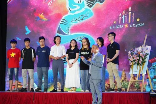 Khởi động quỹ học bổng khoảng 100.000 USD/năm cho sinh viên vay đi học