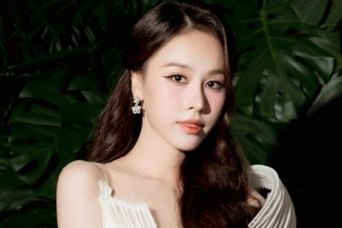 Á hậu Ngọc Hằng chuộng thiết kế xẻ cao, tôn vóc dáng mảnh mai