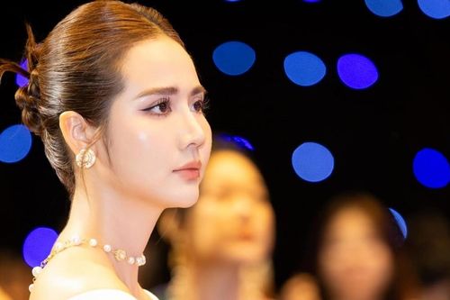 Diễn viên Phan Minh Huyền khoe lưng ong, vai trần