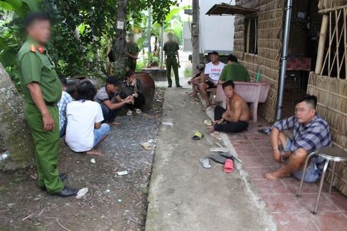 Xóa tụ điểm đánh bạc từ tin nhắn 'đường dây nóng' của Giám đốc Công an tỉnh