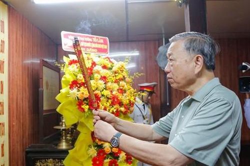 Chủ tịch nước Tô Lâm dâng hương tại Đền thờ Bác Hồ ở Trà Vinh