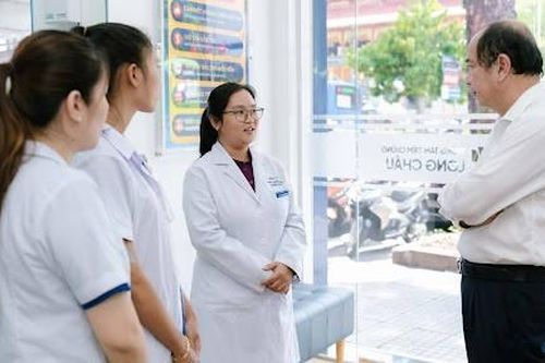 Sở Y tế TPHCM tuyên dương bác sĩ cấp cứu thành công người phụ nữ sốc phản vệ tại nhà thuốc