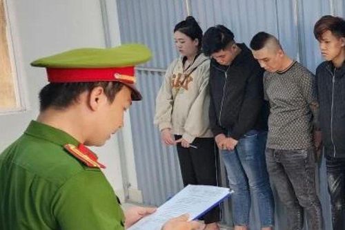 Nữ 'đại ca' dùng bình xịt tấn công công an khi bị truy đuổi