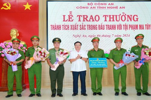 Trao thưởng thành tích xuất sắc trong đấu tranh phòng, chống tội phạm ma túy